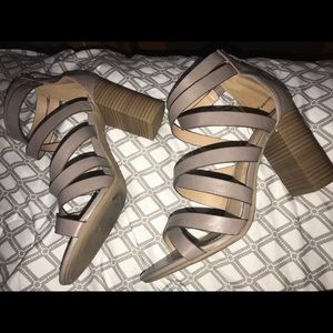 HEELS SIZE 8 1/2